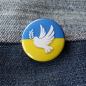Preview: Ansteckbutton Ukraine Friedenstaube auf Jeans